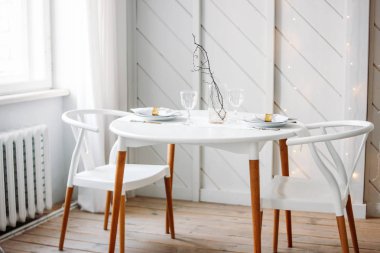 İki kişilik şölen masası, minimal Noel dekoru. İskandinav