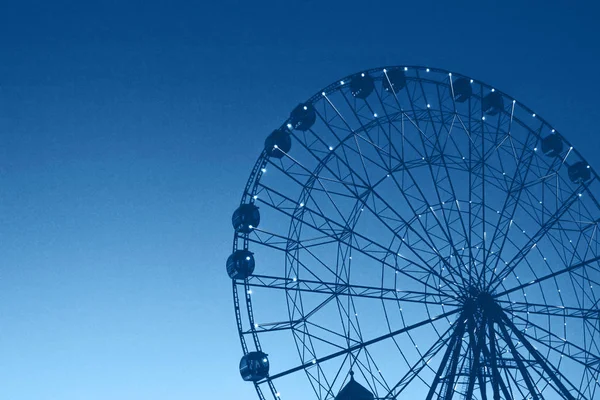 Λαμπερά φώτα στον τροχό Ferris, νυχτερινή ζωή θέρετρο, φόντο, μπλε όμορφο ουρανό — Φωτογραφία Αρχείου