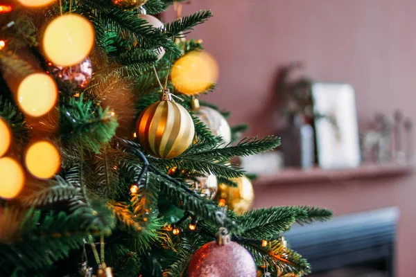 Geschmückter Weihnachtsbaum in Gold und lila Spielzeug mit Lichtern Bokeh strukturierten Hintergrund — Stockfoto