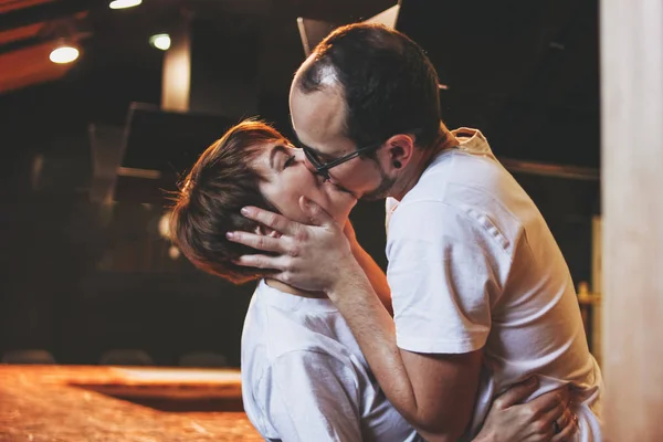 Feliz jovem casal no amor beijando e se divertindo juntos — Fotografia de Stock