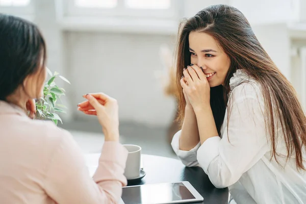 Jonge zorgeloze brunette meisjes vrienden in casual met koppen thee — Stockfoto