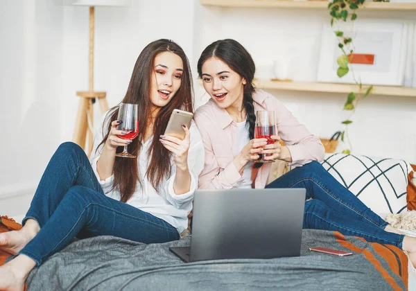 Jeune fille brune insouciante amis dans décontracté avec des verres de vin en utilisant mobile et ordinateur portable s'amuser ensemble sur la fête à la maison — Photo