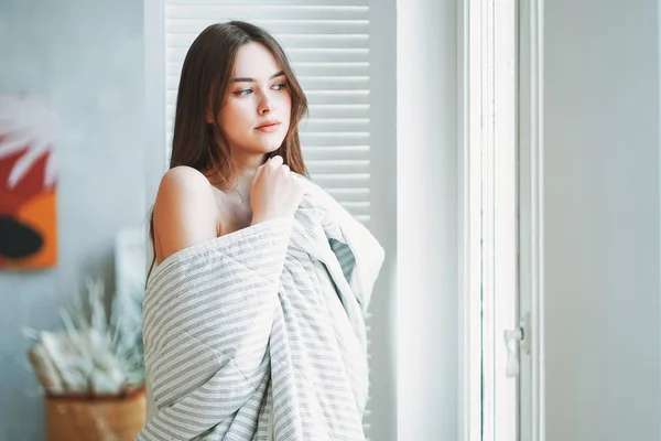 Young Beautiful Long Brown Haired Hair Girl Blanket Window Bright — Stock Photo, Image