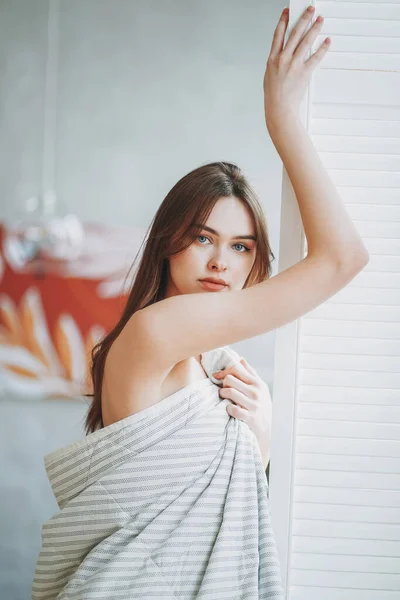 Jong Mooi Lang Bruin Harig Haar Meisje Deken Buurt Venster — Stockfoto