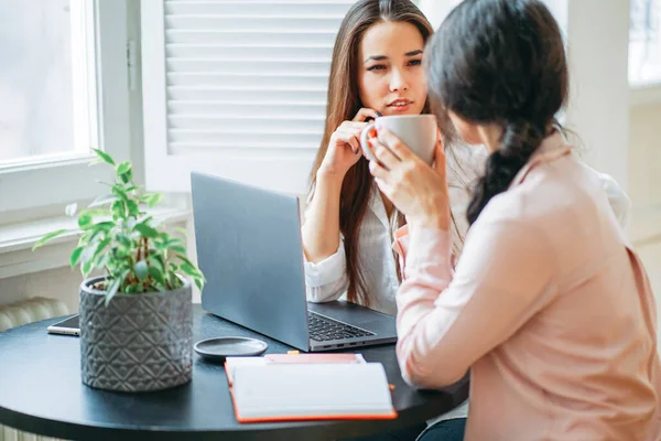 Jonge Zorgeloze Brunette Meisjes Vrienden Studenten Casual Met Koppen Thee — Stockfoto