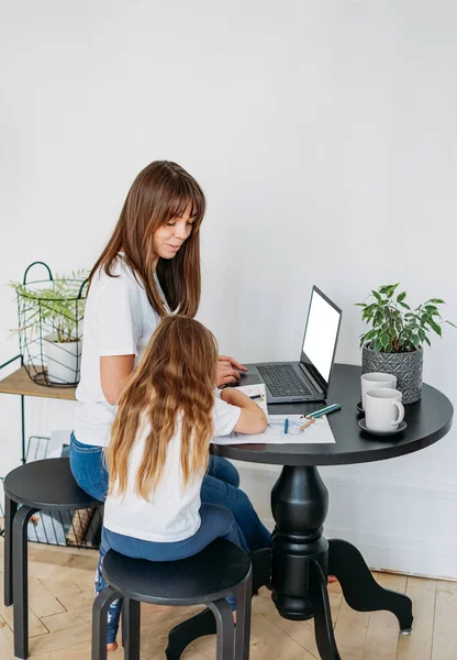 Berufstätige Mutter Mit Laptop Kleine Tochter Spielt Auf Dem Tisch — Stockfoto