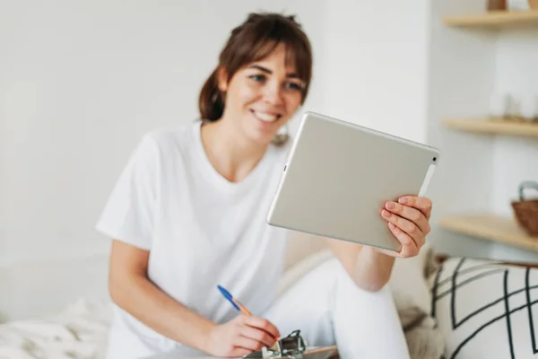 Trabajar Joven Mujer Morena Freelancer Con Trabajo Tableta Cama Casa — Foto de Stock