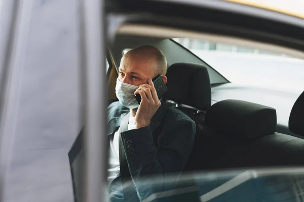 Kale Man Zakenman Medisch Gezichtsmasker Met Behulp Van Mobiele Telefoon — Stockfoto