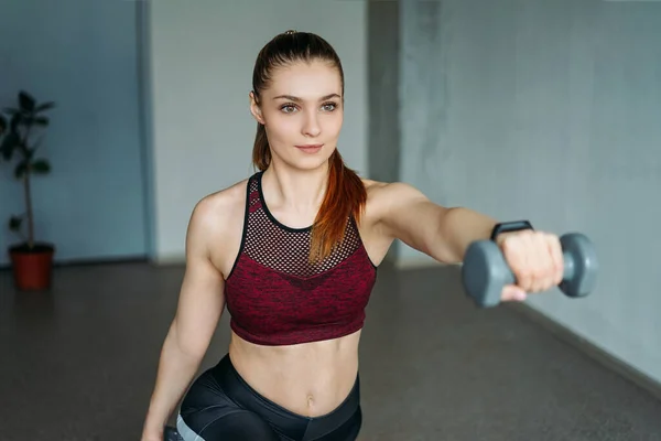 Atraente Ajuste Jovem Mulher Esporte Desgaste Sorridente Menina Trens Com — Fotografia de Stock