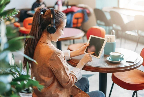 Junge Lächelnde Asiatische Studentin Mit Kopfhörer Kommuniziert Tablet Café Fremdsprache — Stockfoto