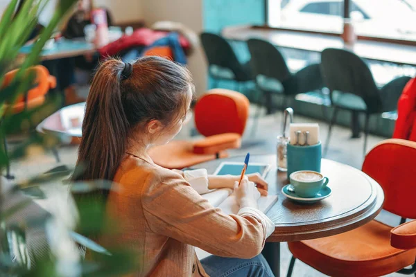 Junge Brünette Studentin Macht Hausaufgaben Notizbuch Mit Kaffee Café — Stockfoto