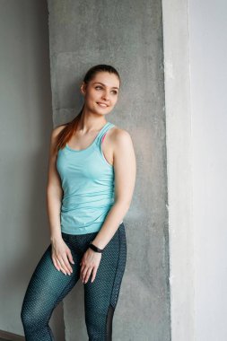 Çekici, zinde, genç bir bayan sporcu formalı, model kız portresi, stüdyo çalışma sınıfında.