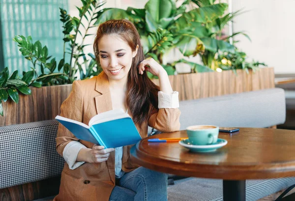 Jung Brünette Asiatisch Mädchen Student Reading Buch Mit Coffee Auf — Stockfoto
