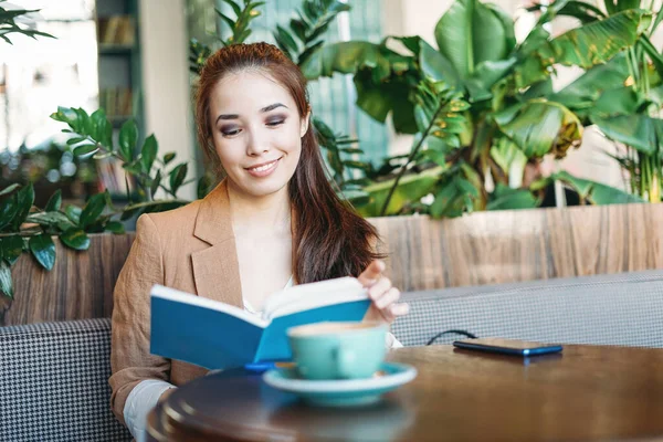 Jung Brünette Asiatisch Mädchen Student Reading Buch Mit Coffee Auf — Stockfoto