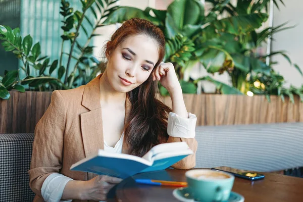 Young Brunette Asian Girl Student Reading Book Coffee Table Cafe — Stock Photo, Image