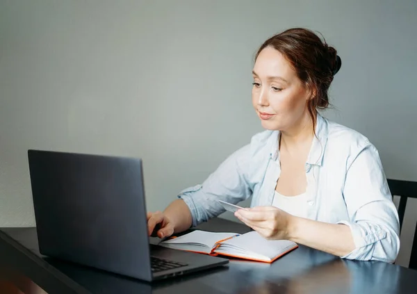 Erwachsene Lächelnde Brünette Frau Bezahlt Mit Kreditkarte Mit Geöffnetem Laptop — Stockfoto