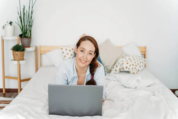 Werken Jong Volwassen Brunette Vrouw Freelancer Casual Kleding Met Laptop — Stockfoto