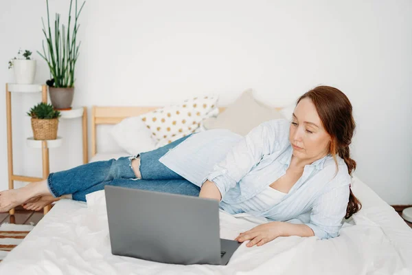 Werken Jong Volwassen Brunette Vrouw Freelancer Casual Kleding Met Laptop — Stockfoto