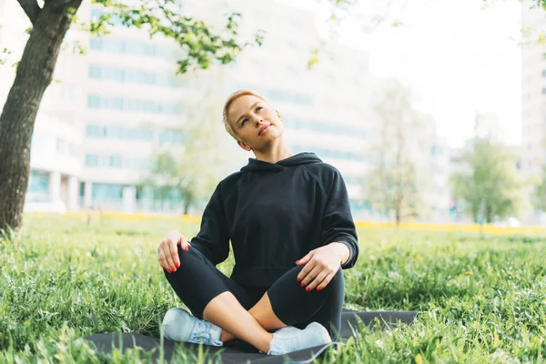 Attractive Fit Young Woman Sport Wear Stretching Green Grass City — Stock Photo, Image