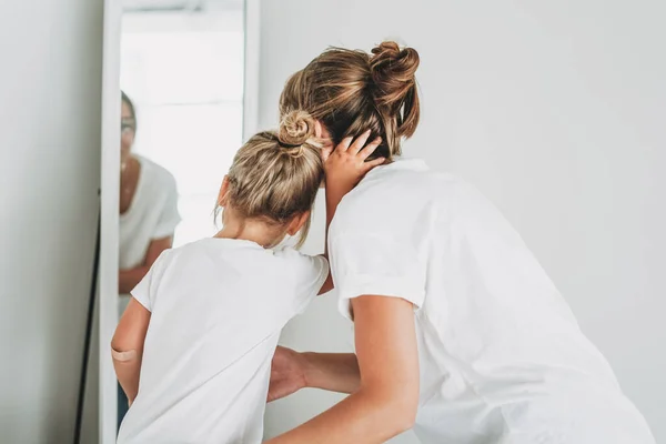 Jovem Mãe Filha Camisetas Brancas Olham Espelho Pessoas Por Trás — Fotografia de Stock