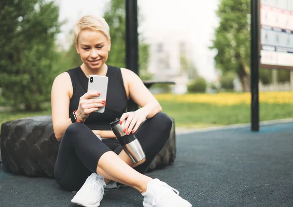 Привлекательная Блондинка Спорте Отдыхает Мобильным Телефоном Улице Тренировки — стоковое фото