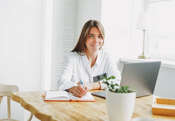 Trabajar Mujer Morena Joven Freelancer Ropa Casual Con Trabajo Portátil — Foto de Stock