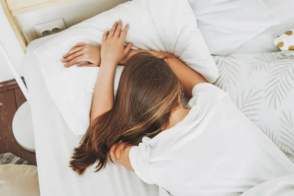 Wanita Muda Dengan Rambut Hitam Panjang Tidur Tempat Tidur Dengan — Stok Foto