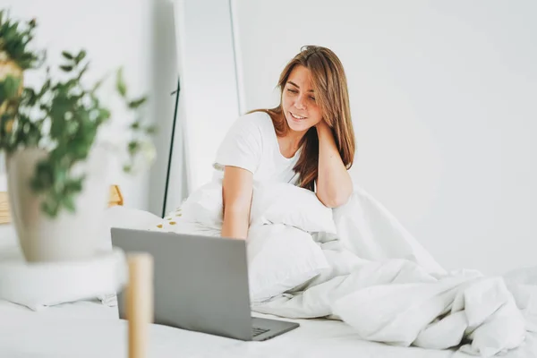 Jonge Brunette Vrouw Freelancer Casual Kleding Met Laptop Werken Het — Stockfoto