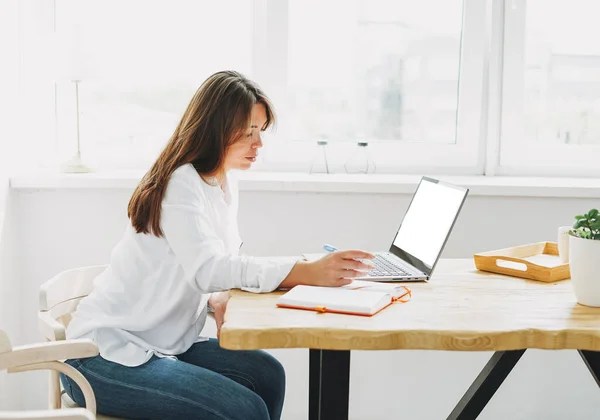 Arbeitende Junge Brünette Frau Weißer Hemdkleidung Arbeitet Auf Laptop Mit — Stockfoto