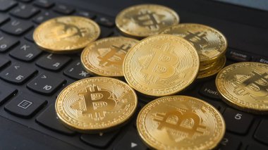 Altın Bitcoins bir dizüstü bilgisayar klavye üzerinde. Cryptocurrency