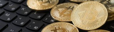 Altın Bitcoins bir dizüstü bilgisayar klavye üzerinde. Cryptocurrency