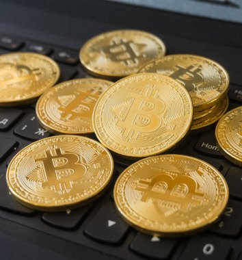 Altın Bitcoins bir dizüstü bilgisayar klavye üzerinde. Cryptocurrency