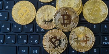 Altın Bitcoins bir dizüstü bilgisayar klavye üzerinde. Cryptocurrency