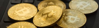 Altın Bitcoins bir dizüstü bilgisayar klavye üzerinde. Cryptocurrency
