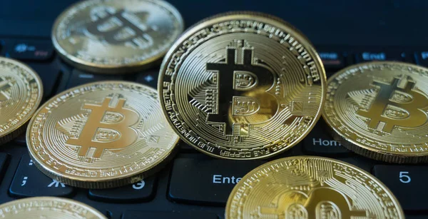 Χρυσή Bitcoins σε ένα φορητό πληκτρολόγιο. Κρυπτονόμισμα — Φωτογραφία Αρχείου