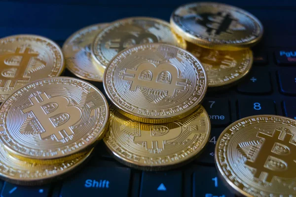 Χρυσή Bitcoins σε ένα φορητό πληκτρολόγιο. Κρυπτονόμισμα — Φωτογραφία Αρχείου