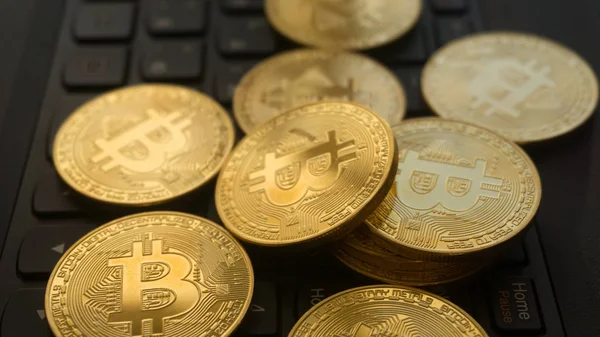 Arany Bitcoins a laptop billentyűzeten. Cryptocurrency — Stock Fotó