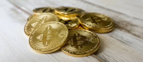 Arany Bitcoins, egy fából készült asztal. Fénykép új virtuális pénz — Stock Fotó