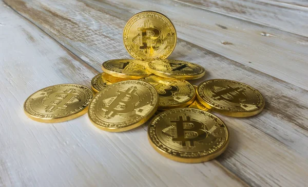 Χρυσή Bitcoins σε ένα ξύλινο τραπέζι. Φωτογραφία νέα εικονικά χρήματα — Φωτογραφία Αρχείου