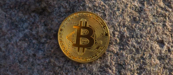 Bitcoin de aur pe suprafața de piatră. Vedere de aproape — Fotografie, imagine de stoc