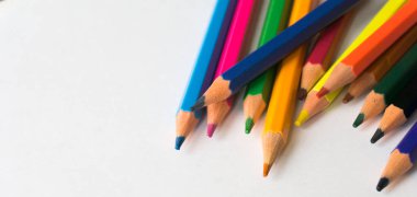 Beyaz bir arka plan üzerinde izole renkli kalemler