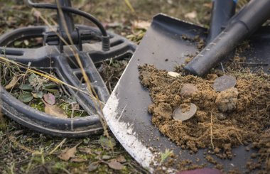 Metal dedektörü tarafından kurulan eski paralar. Define avcılığı