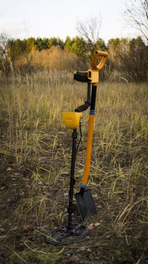 Metal dedektörü ile arama hazine ve anız sahada kürek