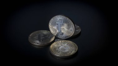 Siyah arka plan üzerine Bitcoins. Yan görünümü kapatın