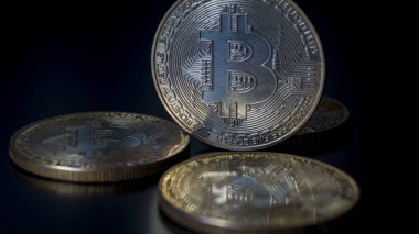 Siyah arka plan üzerine Bitcoins. Yan görünümü kapatın