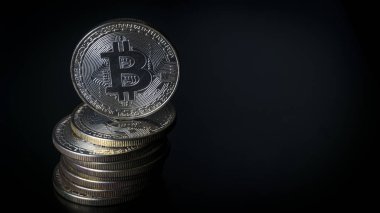 Siyah arka plan üzerine Bitcoins. Yan görünümü kapatın
