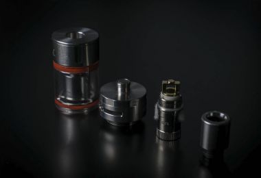 Tamir, bakım vaper aygıt mod. Modern Buharlaştırıcı e-cig aygıt, yedek parça parça. Mikro bobin clearomizer. Modern ecig vape modülü portre. Yan görünüm.
