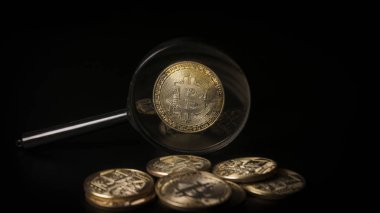 Bitcoin bir büyüteç aracılığıyla bir bakış. Kavram değerleme 