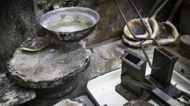 Kuyumcu işyeri. Değerli ve nadir toprak metalleri eritme için kase