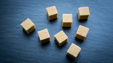 karanlık bir arka plan üzerinde kesme şeker. Görünümü kapatın